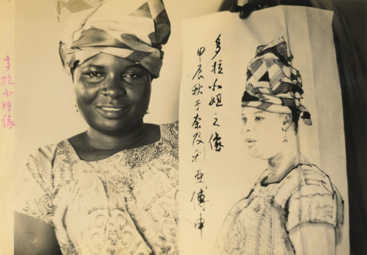1964年，赴非訪問期間，為當地女士作水墨肖像畫。圖／傅申。